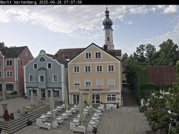 Marktplatz Wartenberg im Landkreis Erding mit Blick auf die Kirche Mariä Geburt